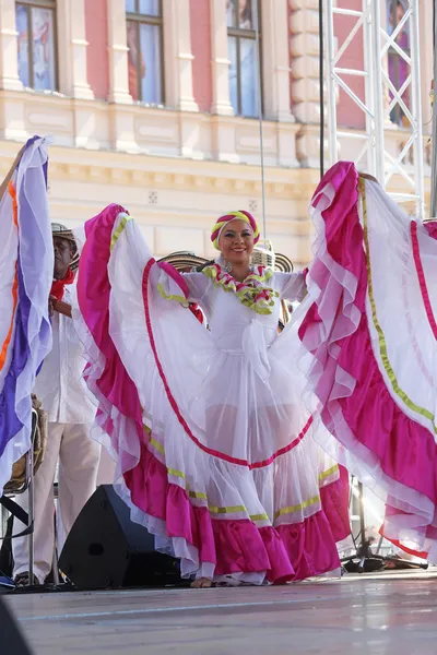 Membres du groupe folklorique Colombia Folklore Foundation de Santiago de Cali, Colombie lors du 48e Festival international du folklore au centre de Zagreb, Croatie, le 17 juillet 2014 — Photo