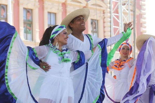 Membres du groupe folklorique Colombia Folklore Foundation de Santiago de Cali, Colombie lors du 48e Festival international du folklore au centre de Zagreb, Croatie, le 17 juillet 2014 — Photo