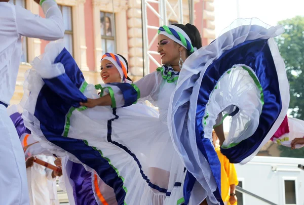 Membri del gruppo folcloristico Colombia Folklore Foundation da Santiago de Cali, Colombia durante il 48th International Folklore Festival nel centro di Zagabria, Croazia il 17 luglio 2014 — Foto Stock