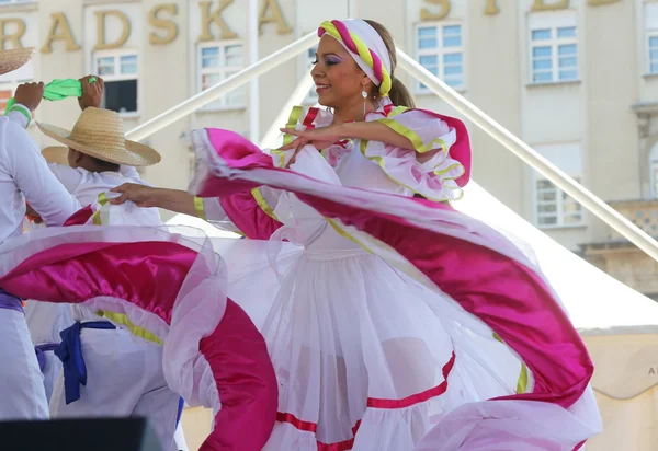 Membres du groupe folklorique Colombia Folklore Foundation de Santiago de Cali, Colombie lors du 48e Festival international du folklore au centre de Zagreb, Croatie, le 17 juillet 2014 — Photo