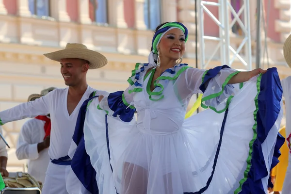 Membres du groupe folklorique Colombia Folklore Foundation de Santiago de Cali, Colombie lors du 48e Festival international du folklore au centre de Zagreb, Croatie, le 17 juillet 2014 — Photo