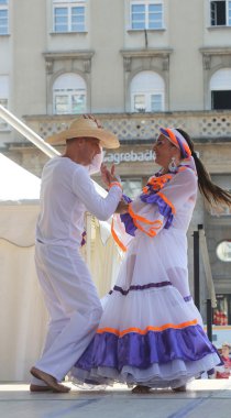 Kolombiya folklor Vakfı'ndan santiago de cali, Kolombiya Merkezi Zagreb, Hırvatistan-Temmuz 48 Uluslararası Folklor Festivali sırasında grup üyeleri halk 17,2014