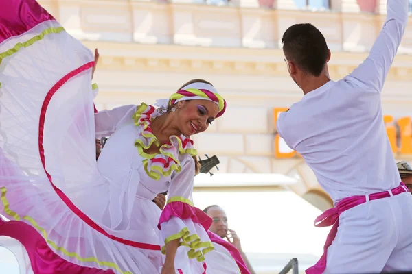 Membres du groupe folklorique Colombia Folklore Foundation de Santiago de Cali, Colombie lors du 48e Festival international du folklore au centre de Zagreb, Croatie, le 17 juillet 2014 — Photo