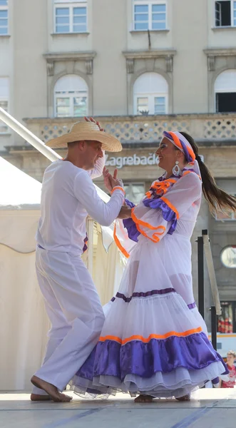 Kolombiya folklor Vakfı'ndan santiago de cali, Kolombiya Merkezi Zagreb, Hırvatistan-Temmuz 48 Uluslararası Folklor Festivali sırasında grup üyeleri halk 17,2014