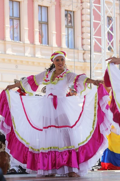 Члены фольклорной группы Colombia Folklore Foundation из Сантьяго-де-Кали, Колумбия во время 48-го Международного фольклорного фестиваля в центре Загреба, Хорватия, 17 июля 2014 года — стоковое фото