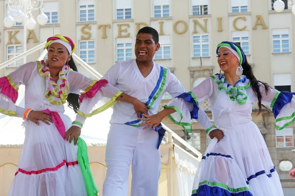 Membres du groupe folklorique Colombia Folklore Foundation de Santiago de Cali, Colombie lors du 48e Festival international du folklore au centre de Zagreb, Croatie, le 17 juillet 2014 — Photo