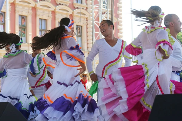 Membres du groupe folklorique Colombia Folklore Foundation de Santiago de Cali, Colombie lors du 48e Festival international du folklore au centre de Zagreb, Croatie, le 17 juillet 2014 — Photo