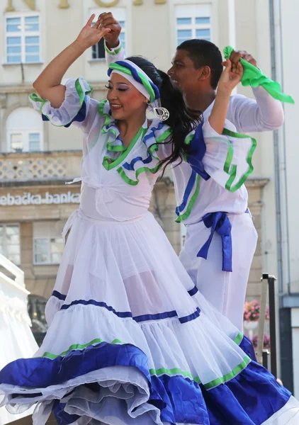 Membres du groupe folklorique Colombia Folklore Foundation de Santiago de Cali, Colombie lors du 48e Festival international du folklore au centre de Zagreb, Croatie, le 17 juillet 2014 — Photo