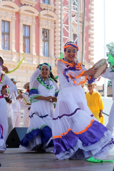 フォークのメンバー グループ cali、コロンビア 7 月クロアチア、ザグレブの中心の第 48 国際民俗祭の間にからコロンビア民俗財団 17,2014 — ストック写真