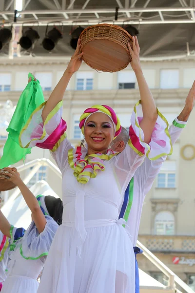フォークのメンバー グループ cali、コロンビア 7 月クロアチア、ザグレブの中心の第 48 国際民俗祭の間にからコロンビア民俗財団 17,2014 — ストック写真