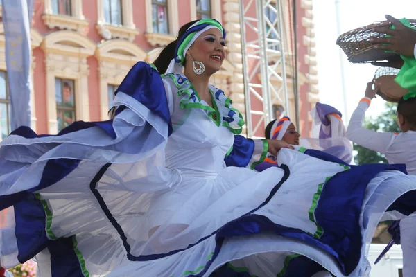 Membres du groupe folklorique Colombia Folklore Foundation de Santiago de Cali, Colombie lors du 48e Festival international du folklore au centre de Zagreb, Croatie, le 17 juillet 2014 — Photo