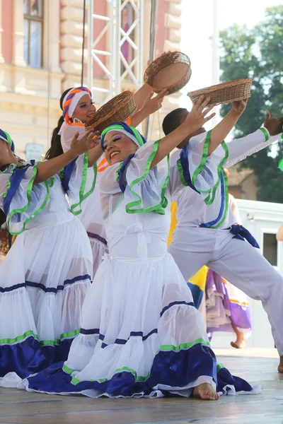 Miembros del grupo folclórico Colombia Folklore Foundation de Santiago de Cali, Colombia durante el 48º Festival Internacional de Folclore en el centro de Zagreb, Croacia el 17 de julio de 2014 — Foto de Stock