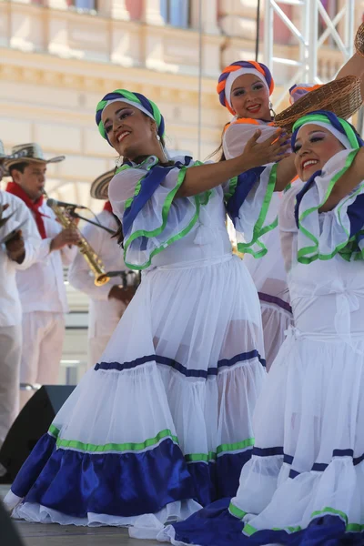 Члены фольклорной группы Colombia Folklore Foundation из Сантьяго-де-Кали, Колумбия во время 48-го Международного фольклорного фестиваля в центре Загреба, Хорватия, 17 июля 2014 года — стоковое фото