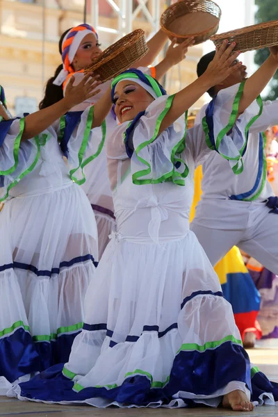 Leden van folk groep colombia folklore Stichting uit santiago de cali, colombia tijdens de 48ste internationale folklore festival in centrum van zagreb, Kroatië op juli 17,2014 — Stockfoto