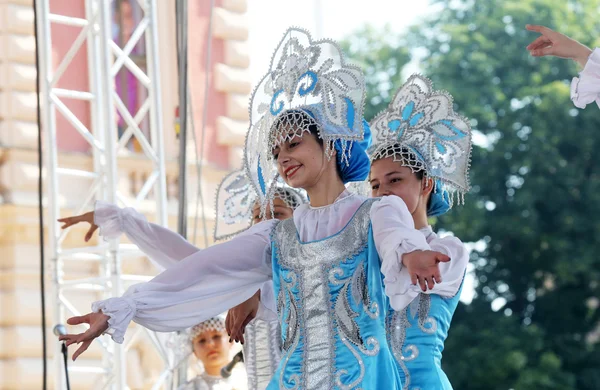 Medlemmer af folkegruppen Moskva, Rusland under den 48. internationale Folklore Festival i centrum af Zagreb, Kroatien - Stock-foto
