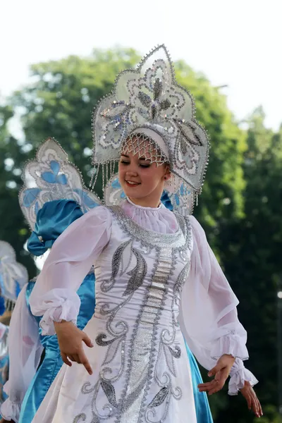 Medlemmar av folk grupp Sverige under 48 internationell folklore festival i centrum av zagreb, Kroatien — Stockfoto