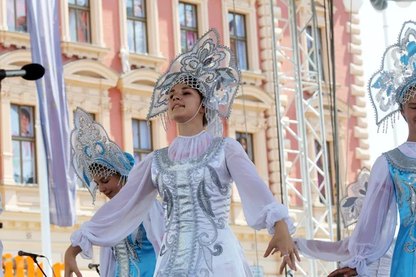 Medlemmer av folkelig gruppe Moskva, Russland under den 48. internasjonale Folklore-festivalen i sentrum av Zagreb, Kroatia – stockfoto