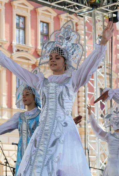 Medlemmar av folk grupp Sverige under 48 internationell folklore festival i centrum av zagreb, Kroatien — Stockfoto