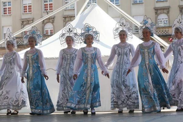Membres du groupe folklorique Moscou, Russie lors du 48e Festival international du folklore au centre de Zagreb, Croatie — Photo