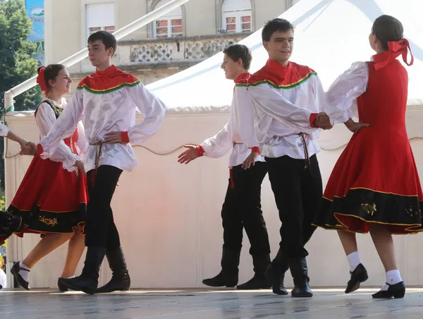 Membres du groupe folklorique Moscou, Russie lors du 48e Festival international du folklore au centre de Zagreb, Croatie — Photo