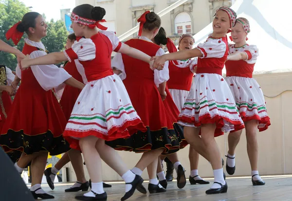 Membri del gruppo folk Mosca, Russia durante il 48esimo Festival Internazionale del Folclore nel centro di Zagabria, Croazia — Foto Stock