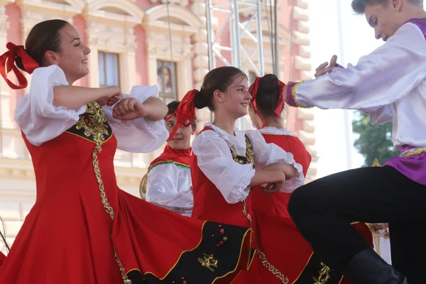 Leden van folk groep Moskou, Rusland tijdens de 48ste internationale folklore festival in centrum van zagreb, Kroatië — Stockfoto