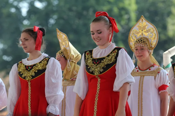 Členové lidové skupiny Moskva, Rusko během 48 Mezinárodní folklórní festival v centru Záhřebu, Chorvatsko — Stock fotografie