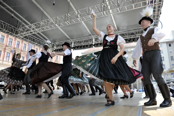 Miembros de los grupos folclóricos Nograd de Salgojalá, Hungría durante el 48º Festival Internacional de Folclore en el centro de Zagreb, Croacia el 19 de julio de 2014 —  Fotos de Stock