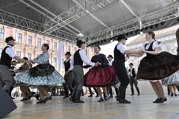 Medlemmar i grupper folk nograd från salgotarjan, Ungern under 48 internationell folklore festival i centrum av zagreb, Kroatien på 19 juli 2014 — Stockfoto
