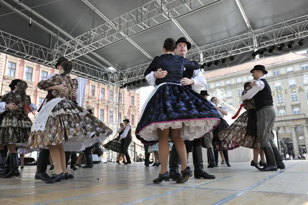 Membres de groupes folkloriques Nograd de Salgotarjan, Hongrie lors du 48e Festival international du folklore au centre de Zagreb, Croatie, le 19 juillet 2014 — Photo