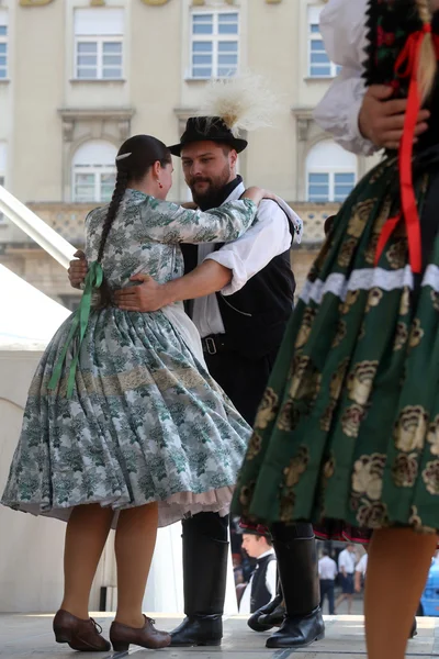 Membres de groupes folkloriques Nograd de Salgotarjan, Hongrie lors du 48e Festival international du folklore au centre de Zagreb, Croatie, le 19 juillet 2014 — Photo
