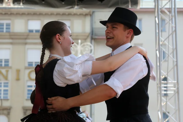 Medlemmar i grupper folk nograd från salgotarjan, Ungern under 48 internationell folklore festival i centrum av zagreb, Kroatien på 19 juli 2014 — Stockfoto