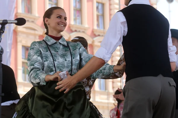 Mitglieder der Folkloregruppen nograd aus Salgotarjan, Ungarn während des 48. Internationalen Folklorefestivals im Zentrum von Zagreb, Kroatien am 19. Juli 2014 — Stockfoto