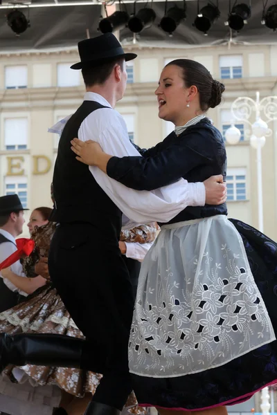 Membres de groupes folkloriques Nograd de Salgotarjan, Hongrie lors du 48e Festival international du folklore au centre de Zagreb, Croatie, le 19 juillet 2014 — Photo