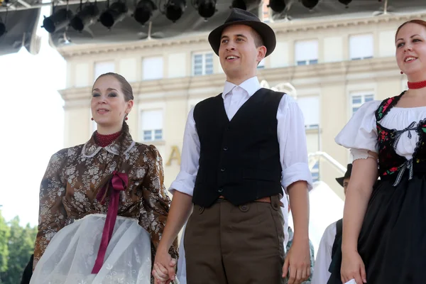 Medlemmar i grupper folk nograd från salgotarjan, Ungern under 48 internationell folklore festival i centrum av zagreb, Kroatien på 19 juli 2014 — Stockfoto