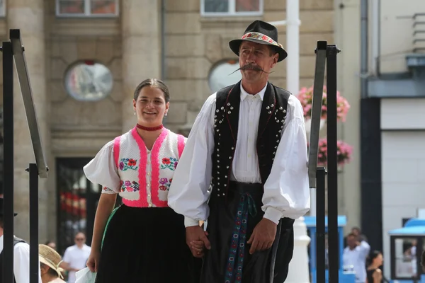 Membres de groupes folkloriques Nograd de Salgotarjan, Hongrie lors du 48e Festival international du folklore au centre de Zagreb, Croatie, le 19 juillet 2014 — Photo