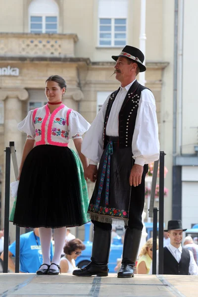 Membres de groupes folkloriques Nograd de Salgotarjan, Hongrie lors du 48e Festival international du folklore au centre de Zagreb, Croatie, le 19 juillet 2014 — Photo