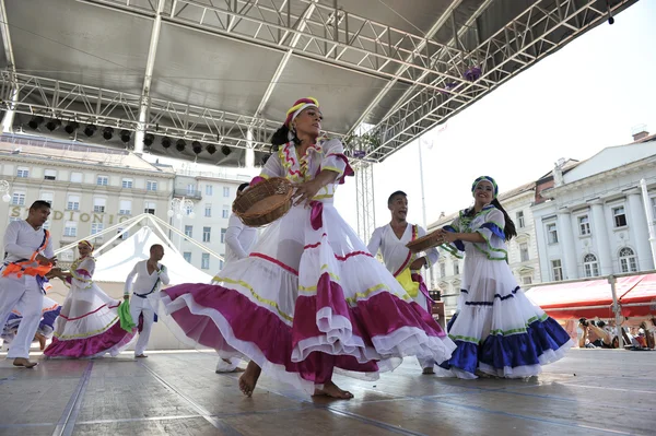 Membres du groupe folklorique Colombia Folklore Foundation de Santiago de Cali, Colombie lors du 48e Festival international du folklore au centre de Zagreb, Croatie, le 17 juillet 2014 — Photo