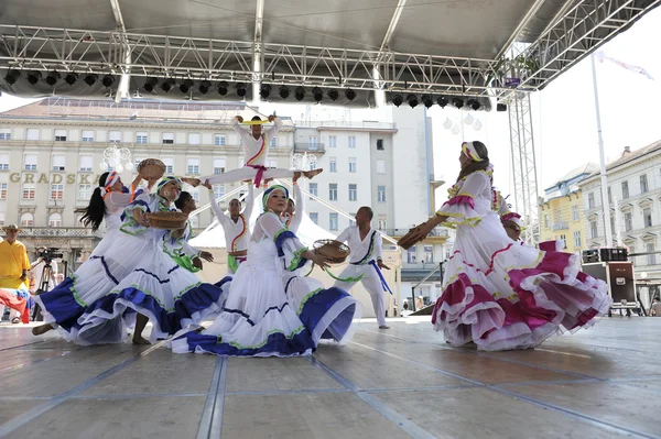 Члены фольклорной группы Colombia Folklore Foundation из Сантьяго-де-Кали, Колумбия во время 48-го Международного фольклорного фестиваля в центре Загреба, Хорватия, 17 июля 2014 года — стоковое фото