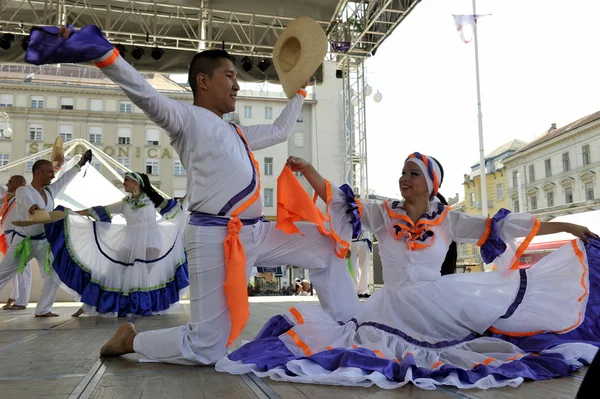 Membres du groupe folklorique Colombia Folklore Foundation de Santiago de Cali, Colombie lors du 48e Festival international du folklore au centre de Zagreb, Croatie, le 17 juillet 2014 — Photo