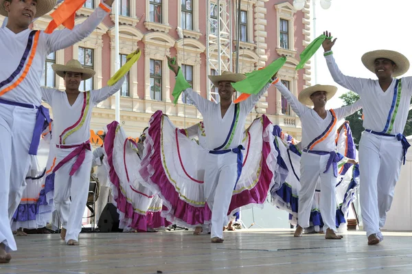 Membres du groupe folklorique Colombia Folklore Foundation de Santiago de Cali, Colombie lors du 48e Festival international du folklore au centre de Zagreb, Croatie, le 17 juillet 2014 — Photo