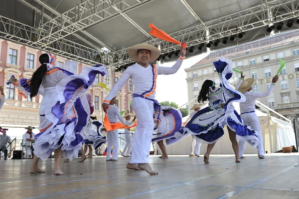 Leden van folk groep colombia folklore Stichting uit santiago de cali, colombia tijdens de 48ste internationale folklore festival in centrum van zagreb, Kroatië op juli 17,2014 — Stockfoto