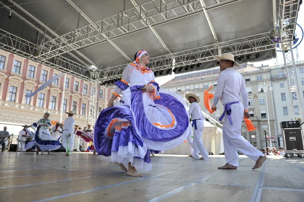 Membres du groupe folklorique Colombia Folklore Foundation de Santiago de Cali, Colombie lors du 48e Festival international du folklore au centre de Zagreb, Croatie, le 17 juillet 2014 — Photo