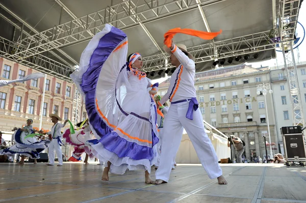 Leden van folk groep colombia folklore Stichting uit santiago de cali, colombia tijdens de 48ste internationale folklore festival in centrum van zagreb, Kroatië op juli 17,2014 — Stockfoto