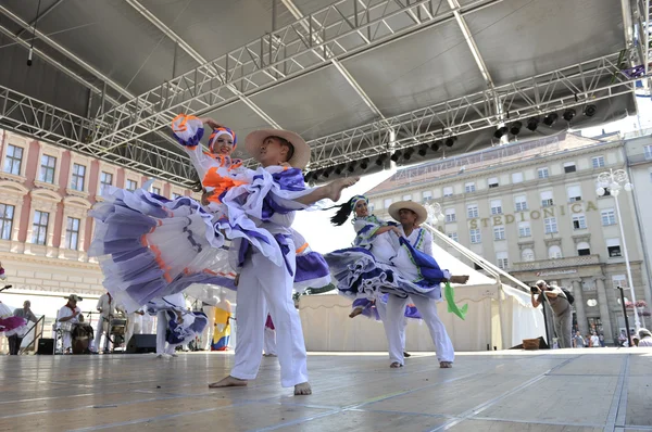 Anggota kelompok rakyat Kolombia Folklore Foundation dari Santiago de Cali, Kolombia selama Festival Folklor Internasional ke-48 di pusat kota Zagreb, Kroasia pada tanggal 17.2014 — Stok Foto