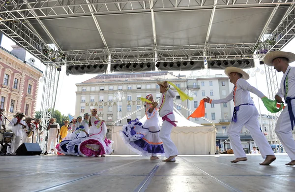 Medlemmar av folk grupp colombia folklore foundation från santiago de cali, colombia under 48 internationell folklore festival i centrum av zagreb, Kroatien på juli 17,2014 — Stockfoto