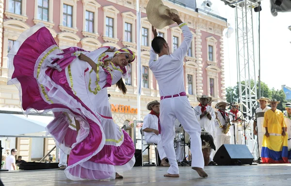 Anggota kelompok rakyat Kolombia Folklore Foundation dari Santiago de Cali, Kolombia selama Festival Folklor Internasional ke-48 di pusat kota Zagreb, Kroasia pada tanggal 17.2014 — Stok Foto