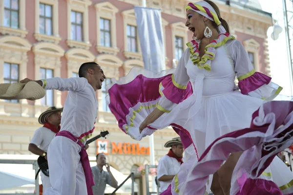 Membres du groupe folklorique Colombia Folklore Foundation de Santiago de Cali, Colombie lors du 48e Festival international du folklore au centre de Zagreb, Croatie, le 17 juillet 2014 — Photo