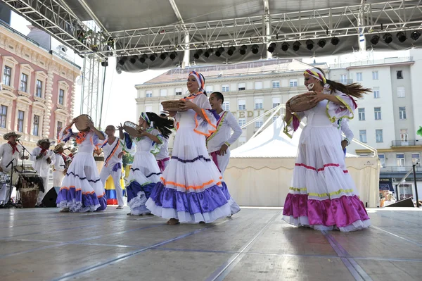 Membres du groupe folklorique Colombia Folklore Foundation de Santiago de Cali, Colombie lors du 48e Festival international du folklore au centre de Zagreb, Croatie, le 17 juillet 2014 — Photo