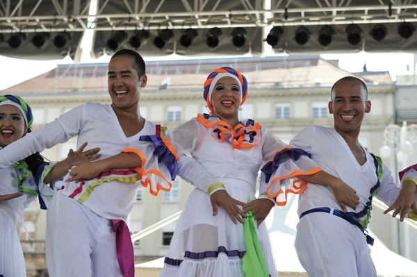 Membres du groupe folklorique Colombia Folklore Foundation de Santiago de Cali, Colombie lors du 48e Festival international du folklore au centre de Zagreb, Croatie, le 17 juillet 2014 — Photo